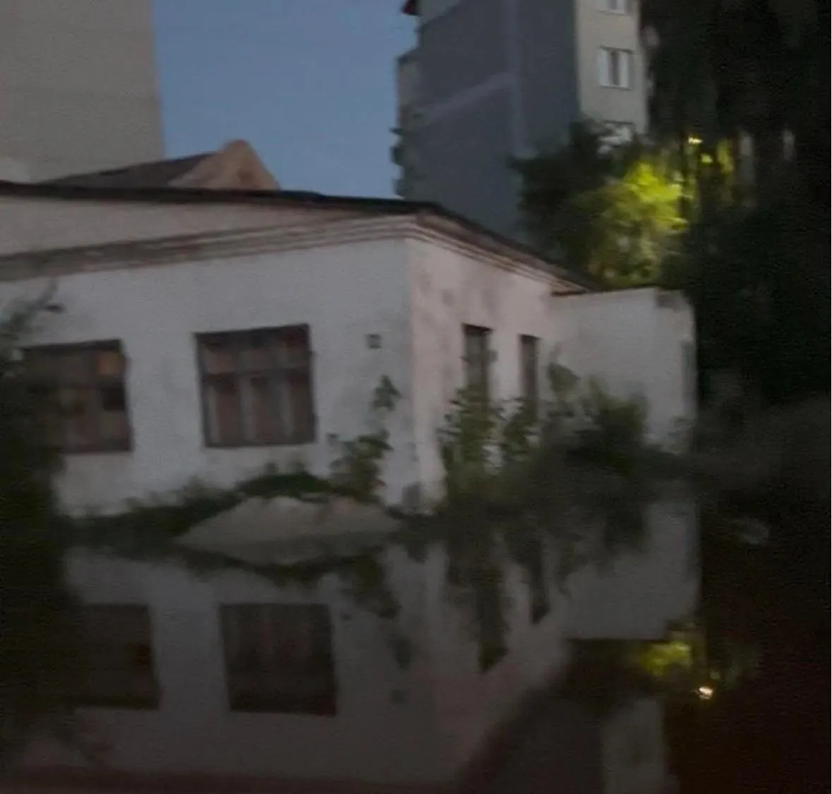 Чиновники заявили о планах ликвидировать течь и привлечь «Концессии водоснабжения» для спасения бани на улице Красноуфимской в Кировском районе Волгограда.