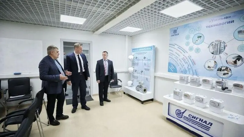 Совет ЕС включил предприятие «Сигнал» в 21‑й пакет санкций: в него вошли 48 физических лиц и 170 организаций. В документе указывается, что завод производит комплектующие для вооружений и оказывает поддержку ВС РФ в зоне СВО.