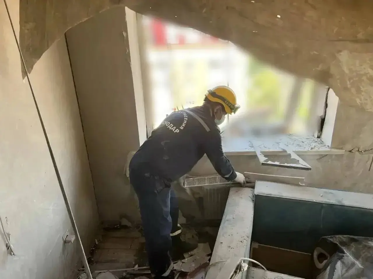В ночной атаке беспилотника в Прикубанском и Карасунском округах пострадали жилые дома. Открыт штаб по ликвидации последствий, пострадавшим организуют временное размещение и окажут необходимую помощь.