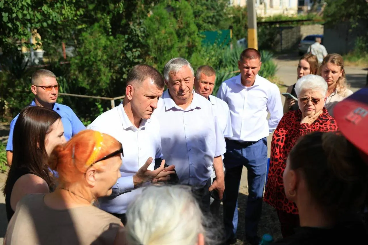 После удара БПЛА мэр осмотрел разрушения в доме Карасунского округа: крышу временно заделали, установили подпорки, в августе планируют начать единовременные выплаты пострадавшим.