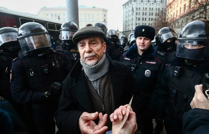 В Хорошевском суде Москвы началось заочное слушание уголовного дела против 84‑летнего правозащитника: обвинение просит 6,5 года колонии и 10‑летний запрет на администрирование интернет‑сайтов.