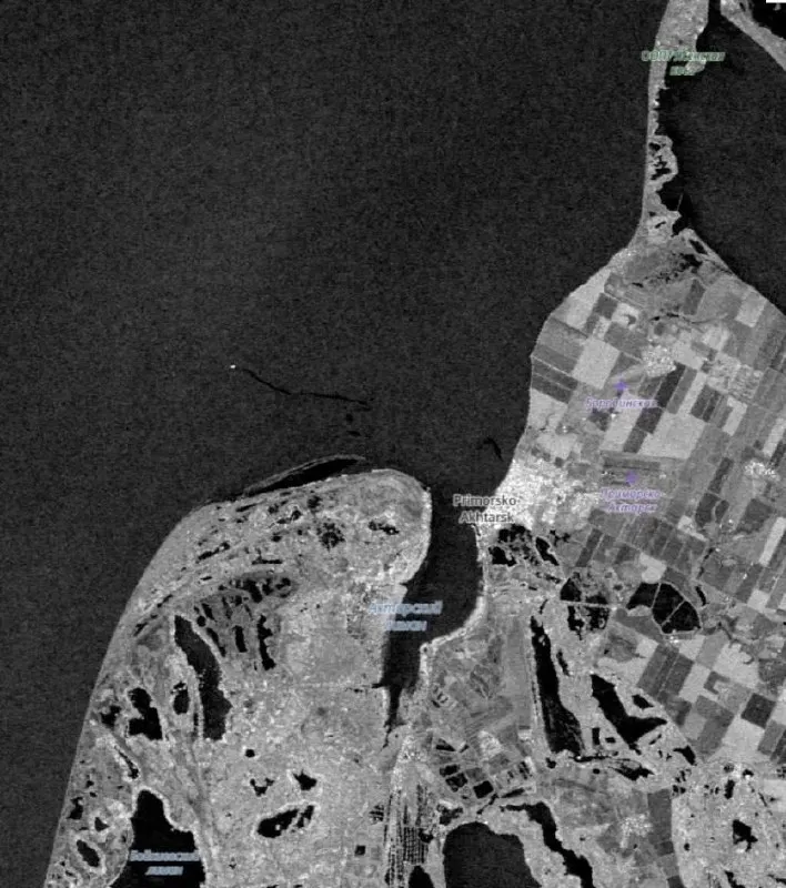 У побережья Приморско-Ахтарска зафиксировано нефтяное пятно примерно 1 км². Экологи предупреждают, что из-за мелководья для Азовского моря последствия могут быть серьёзнее, чем для Чёрного.