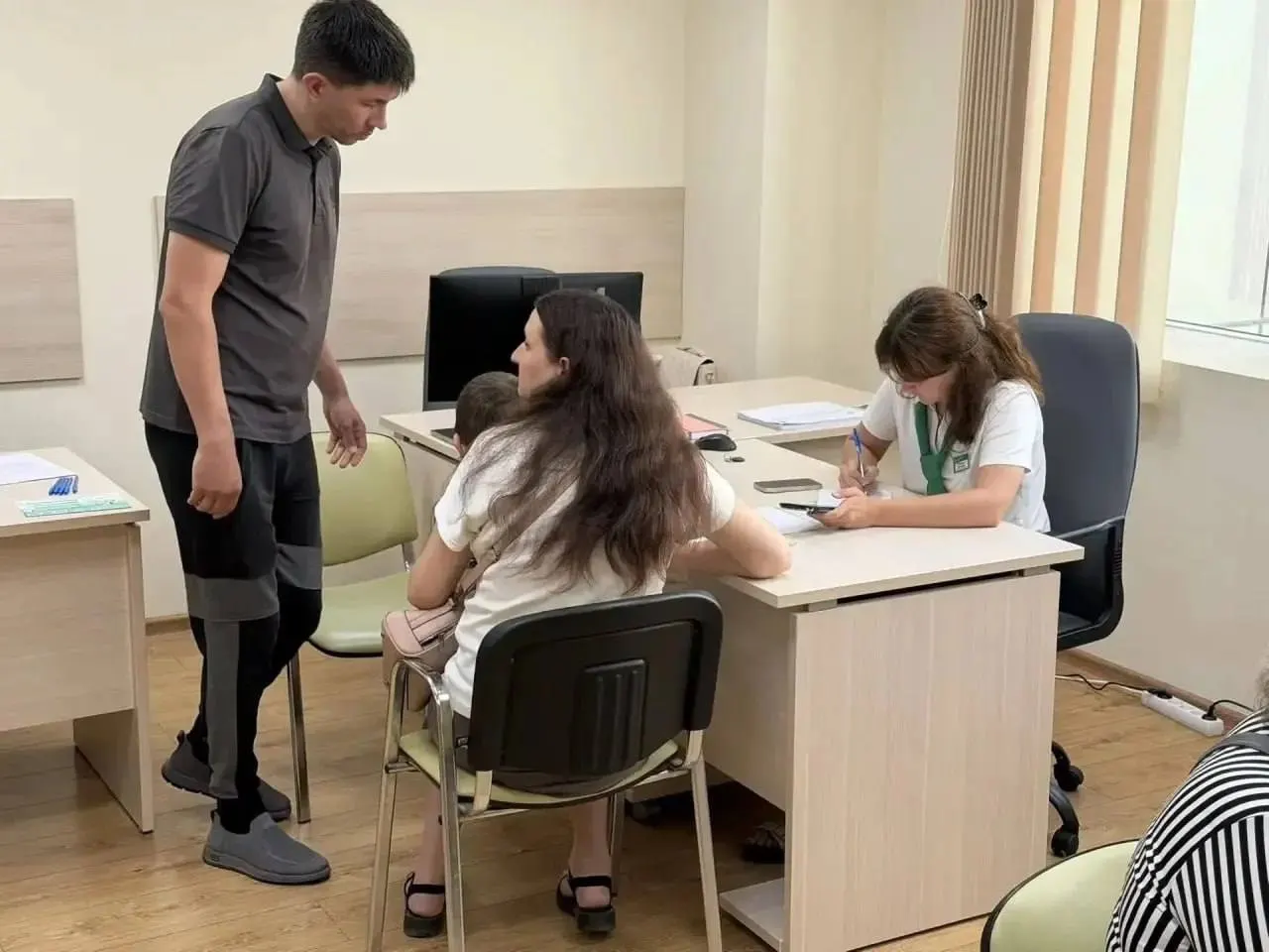 В ТЦ «Босс Хаус» на ул. Атарбекова, 1/1 заработал центр поддержки семей: психологические консультации, практические сервисы, детская зона и пункт проката колясок. Работа организована по принципу «одного окна».