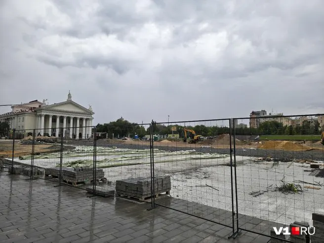 Администрация города предупредила, что муниципальное учреждение может быть привлечено к ответственности, если не завершит работы по благоустройству площади Павших Борцов до 1 августа.