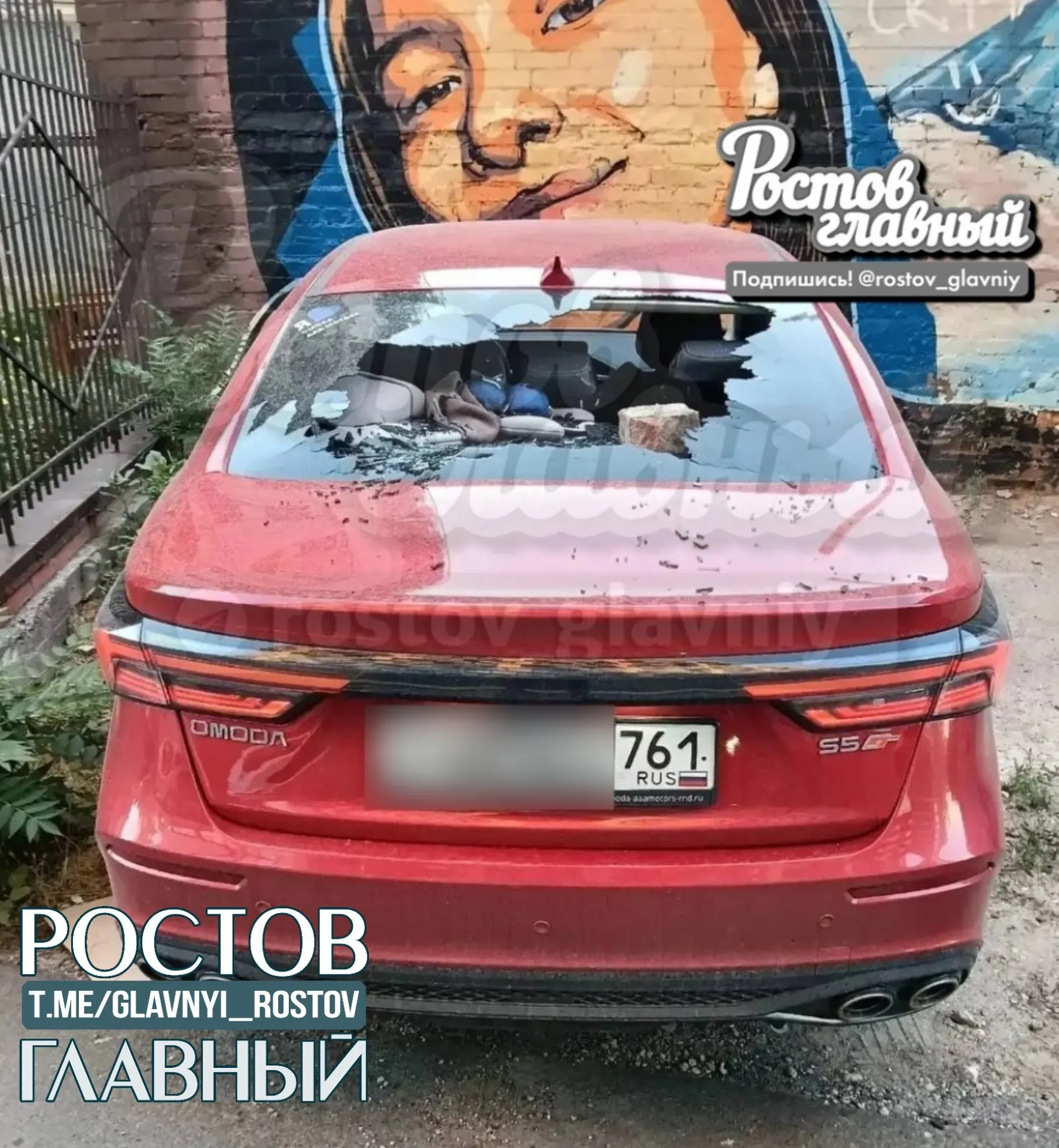 Около 01:50 ночи у дома на Доломановском, 19 неизвестный в маске разбил стекло автомобиля. Просят прислать записи камер и сведения, которые помогут установить личность злоумышленника.
