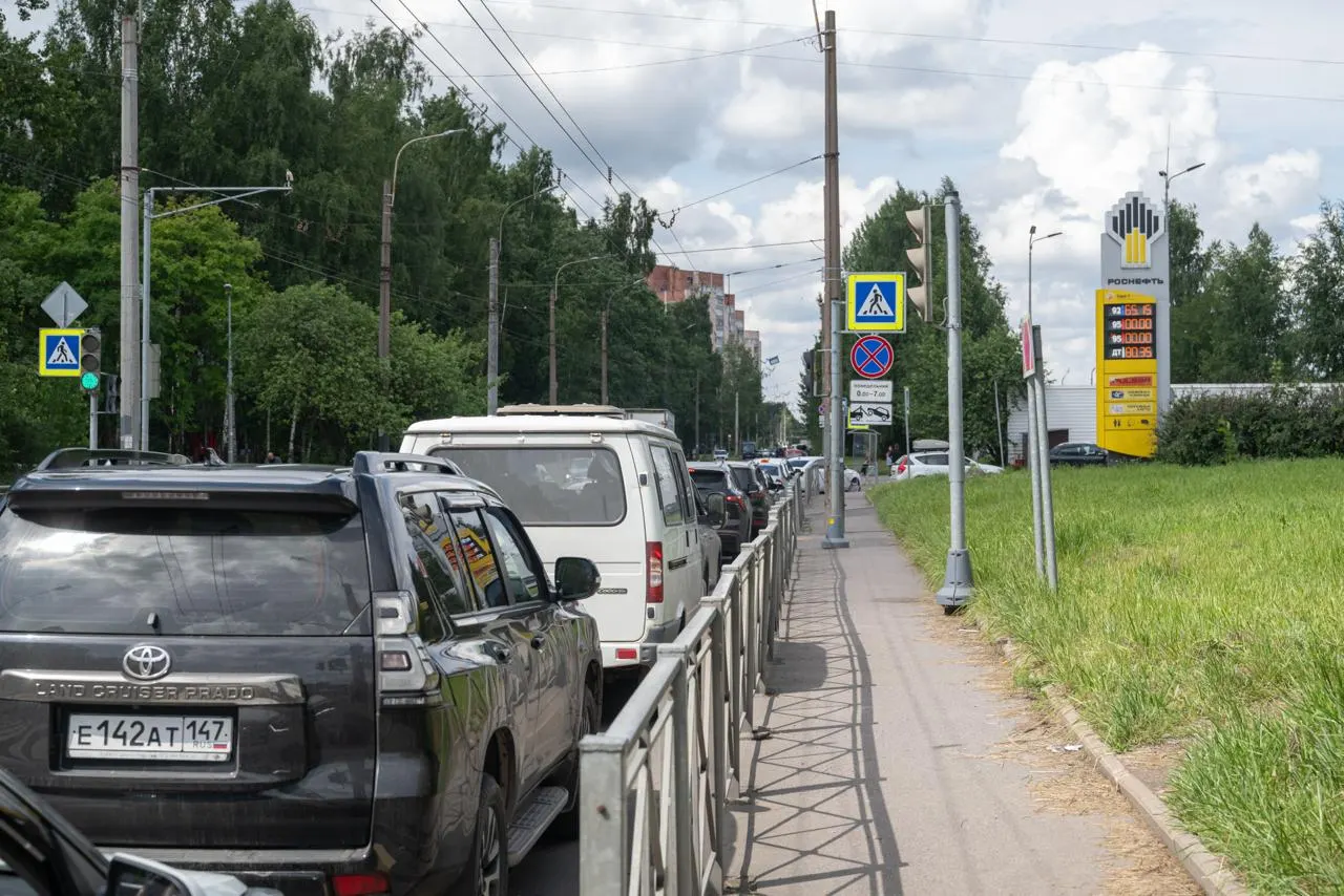 Несмотря на разрешение оборота бензина Евро‑3 в России, в Петербурге пока поставляют топливо стандарта Евро‑5. Сотрудники заправок говорят о запасах и предлагают клиентам проверять документы на партии топлива.