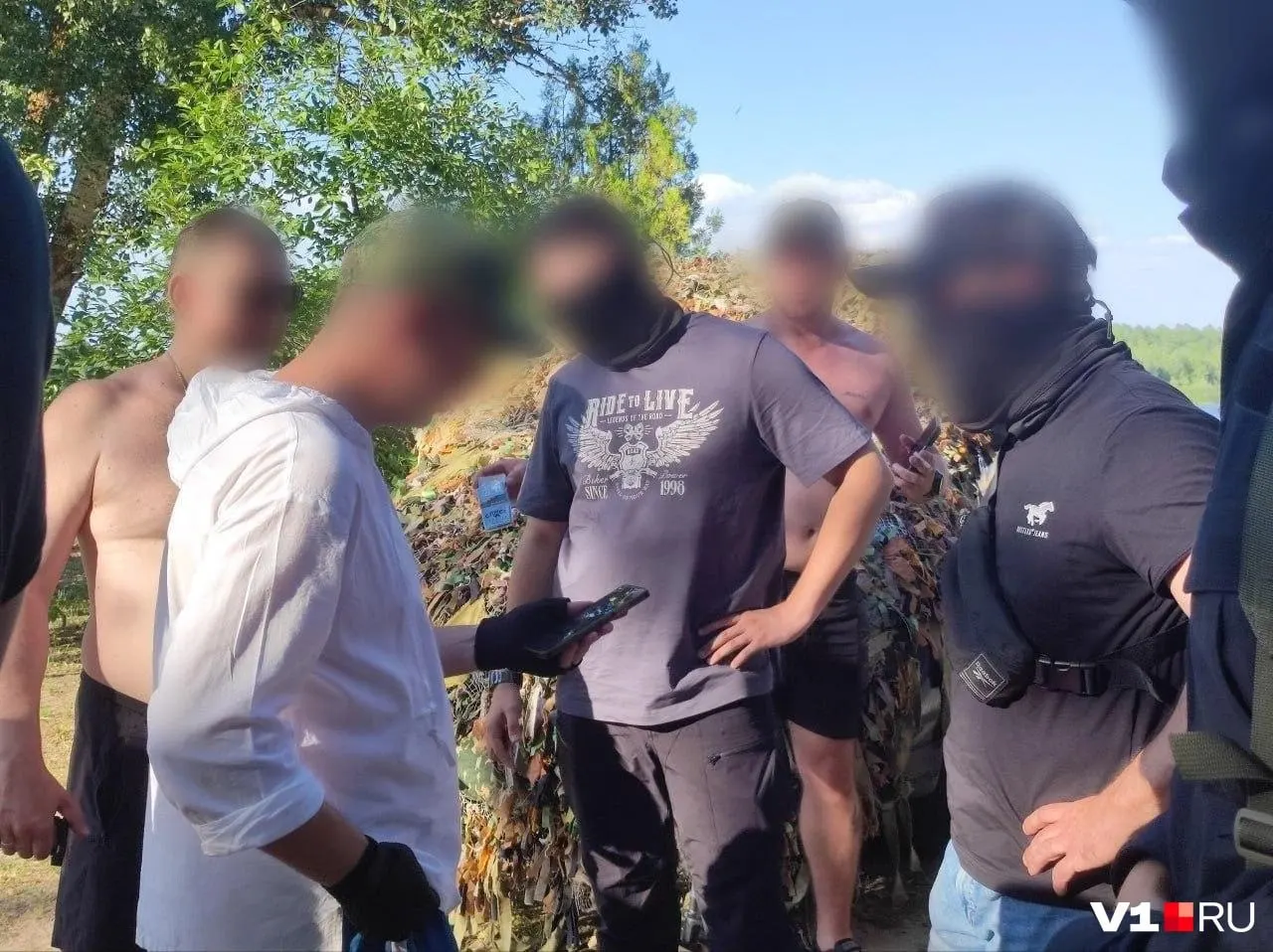 После конфликта на турбазе в Городищенском районе Волгоградской области полицейские установили личность участника и привезли его в отдел; по заявлению ветерана СВО проводится проверка в связи с возможными экстремистскими высказываниями.