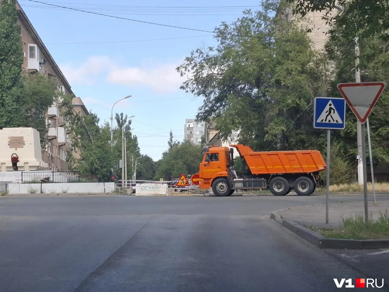 После плановых отключений горожане жалуются, что горячую воду обещали вернуть 15 июля, но до сих пор нагревают воду на плите; коммунальщики заявили о замене участка тепловой сети.