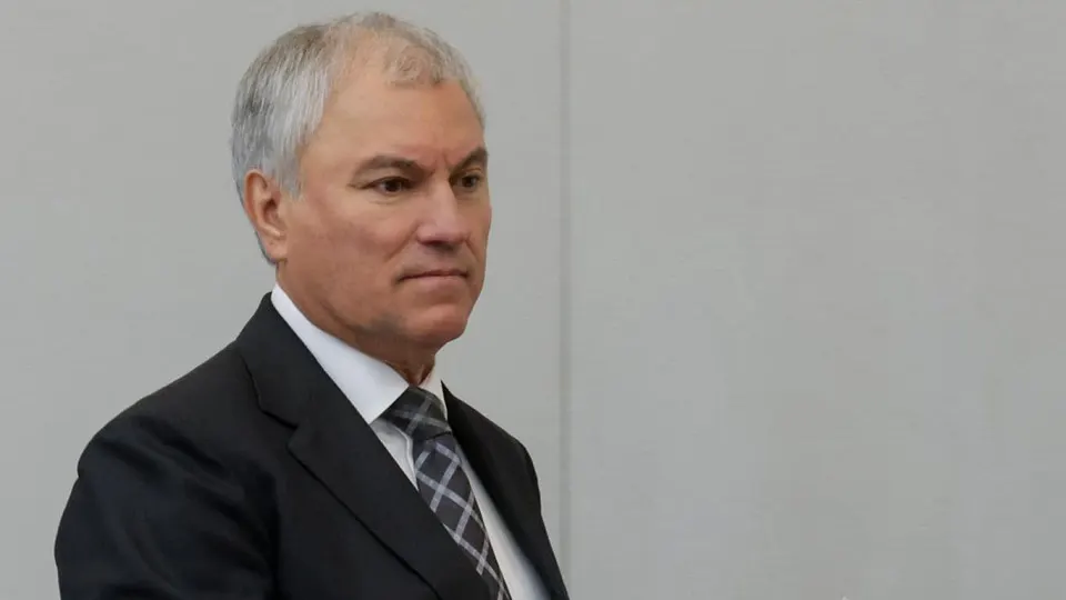 Вячеслав Володин призвал в приоритетном порядке развивать трамвайный транспорт в больших городах — один трёхсекционный трамвай заменяет сотни автомобилей. Заявления прозвучали на фоне очередей на АЗС и сокращения производства бензина после ударов по топливной инфраструктуре.