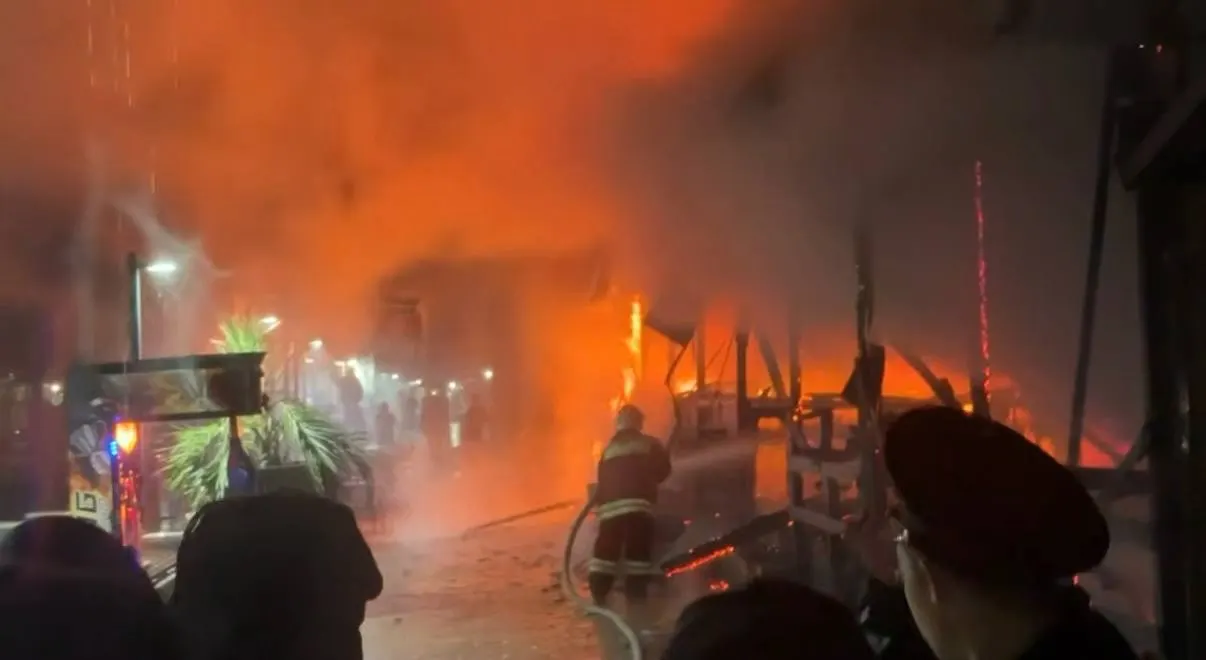 На набережной Лазаревского вспыхнул сильный пожар: очевидцы сообщают, что молния вызвала возгорание, и пламя быстро перекинулось на несколько летних кафе. Информации о пострадавших пока нет, обстоятельства выясняют экстренные службы.