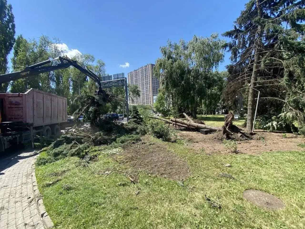 Во вторые сутки после урагана в Южном федеральном округе продолжаются восстановительные работы: очищают дороги, убирают поваленные деревья и восстанавливают электроснабжение.