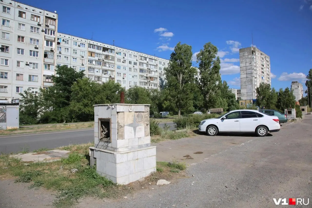 Общественник с 2020 года добивался поиска 11 уникальных чугунных фонарей со сноса бывшей гостиницы на бульваре 30 лет Победы; правоохранители отказали — фонари, вероятно, оказались в металлоломе или на торговых площадках.