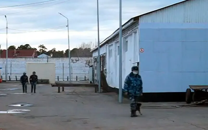 Минусинский суд признал Владимира Шележова виновным в публичных призывах к экстремизму. Ему добавили 3,5 года к предыдущему наказанию — в сумме 19 лет строгого режима. Дело происходит на фоне роста числа уголовных дел против заключённых за разговоры в камерах.