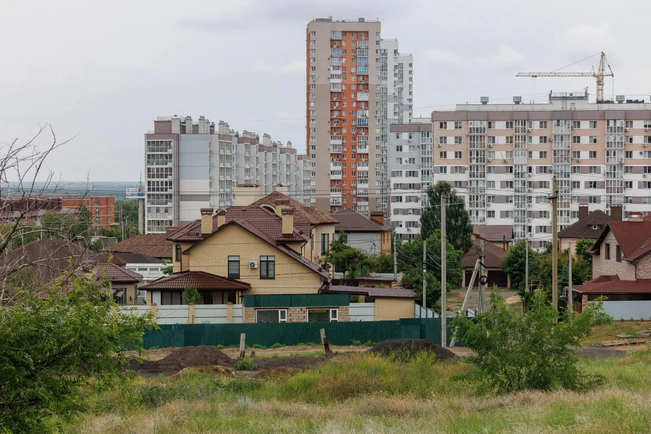 Жители утверждают, что на участках для ИЖС появляются пустые дома, затем без уведомления меняют вид разрешённого использования земли. Прокуратура подала иск против продажи спорных участков; жители говорят о захвате федеральной земли.