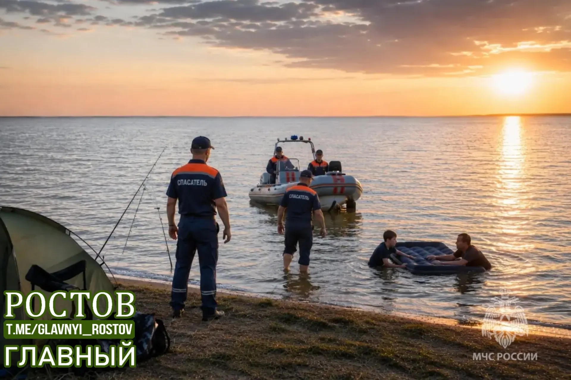 Мужчина и его сын-подросток были вынесены надувным матрасом от берега. Спасатели вывели их на берег, медпомощь потребовалась на месте, госпитализация не понадобилась.