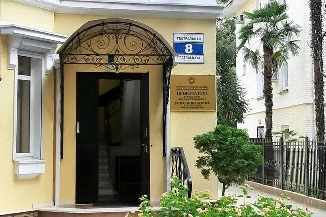 Прокуратура Сочи координирует взаимодействие с экстренными службами и ведомствами для оперативной помощи горожанам, принимает обращения и проводит проверки по фактам повреждений.