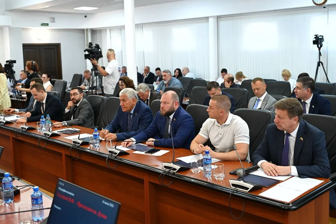 Депутаты Краснодара продлили муниципальную доплату при заключении контракта до 30 сентября и утвердили списание земельного и имущественного налогов погибших в зоне СВО — наследники освобождаются от погашения задолженностей.