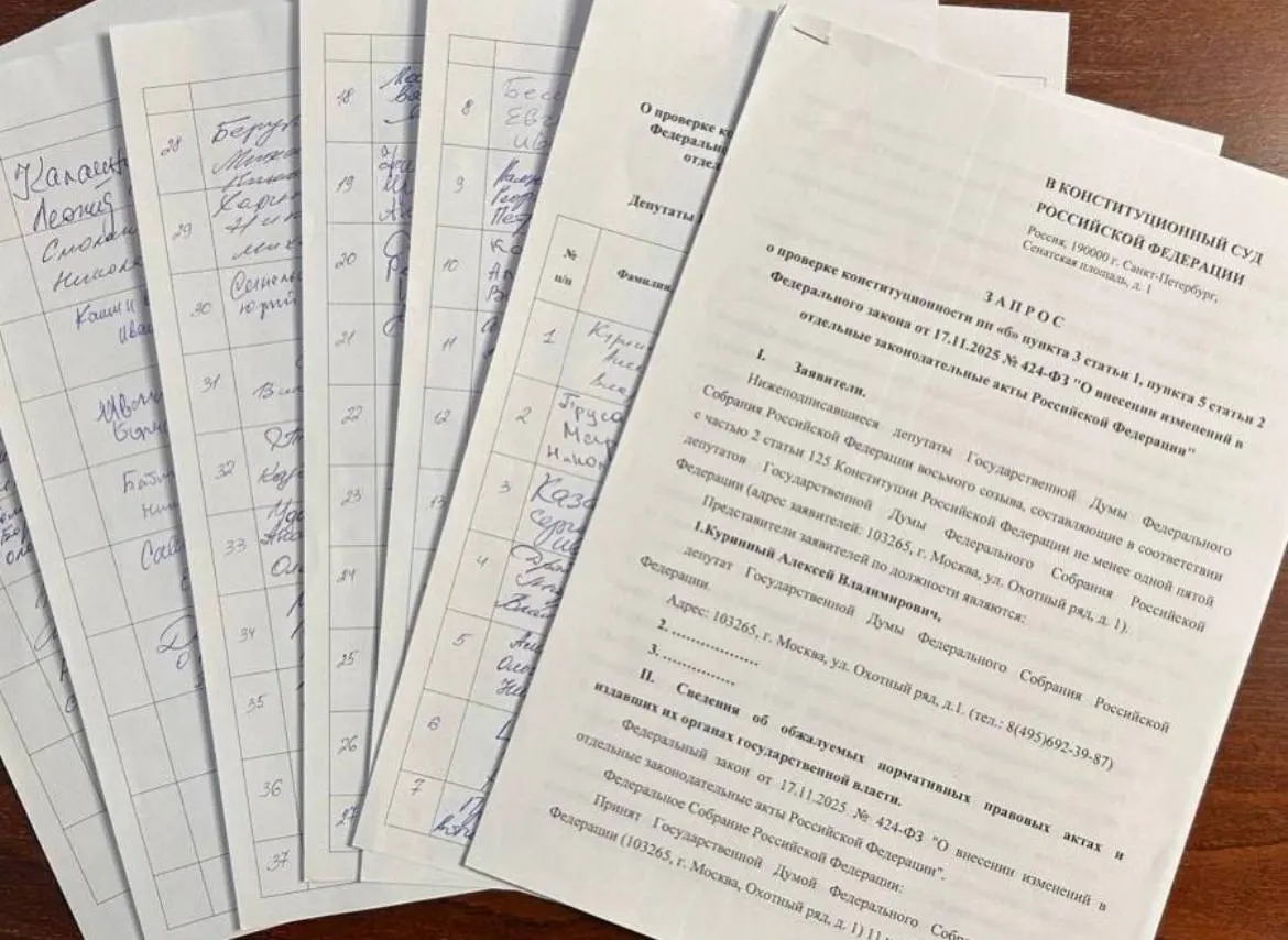 Депутат от Ульяновской области Алексей Куринный собрал 73 подписи за запрос в Конституционный суд о проверке закона об обязательной отработке студентов-медиков — для подачи необходимо 90 подписей. По его словам, без достаточной поддержки проверка может затянуться не менее полутора лет.