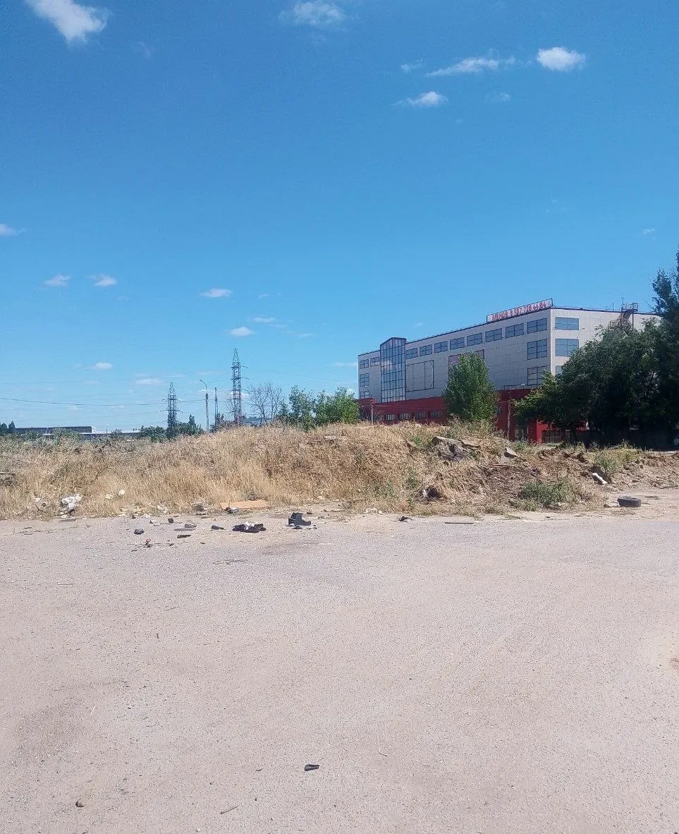 На пустыре в Советском районе, где ранее располагался авторынок «Зеленое кольцо», жители заметили многолетние кучи мусора — среди отходов есть куски асфальта и старые покрышки.