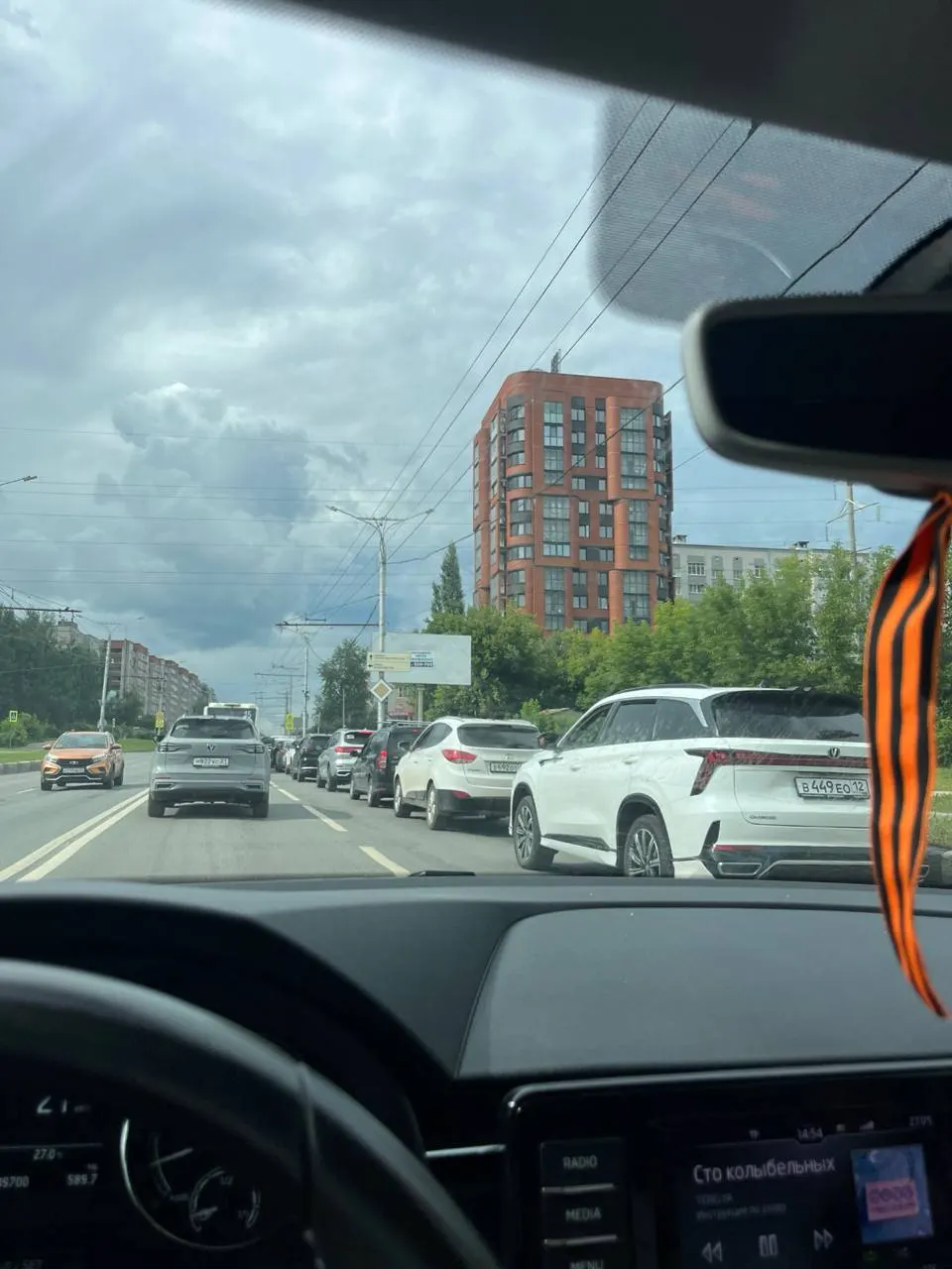 В Чебоксарах жители часами выстаивают ночные очереди на заправках на фоне сокращения поставок топлива. Одновременно по нефтеперерабатывающим заводам в Башкортостане и Краснодарском крае наносят удары дронами — есть пожары и пострадавшие.