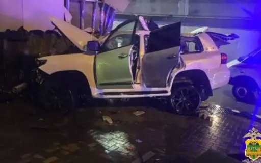 На дублёре Курортного проспекта внедорожник на скользкой дороге врезался в бетонное ограждение; погибли водитель, его супруга и трое детей. Троих детей спасли и госпитализировали. По факту аварии возбуждено уголовное дело.