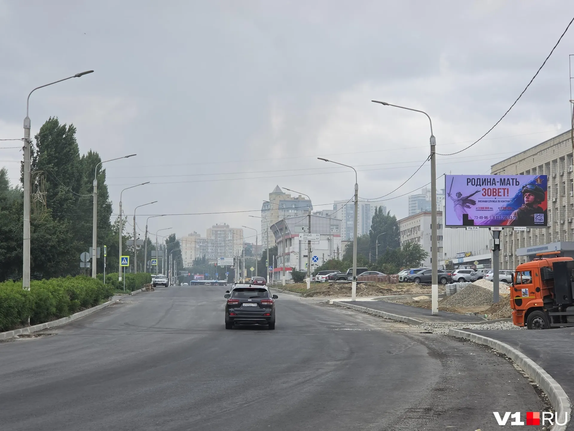 Небо над Волгоградом окутано плотным смогом: дым поднимается со стороны Дзержинского и Красноармейского районов, что ухудшило видимость в городе.