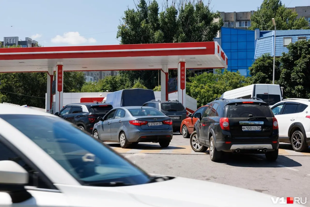 Автомобилисты сообщают, что на многих АЗС снова появились привычные марки топлива, а очереди и время ожидания сокращаются.