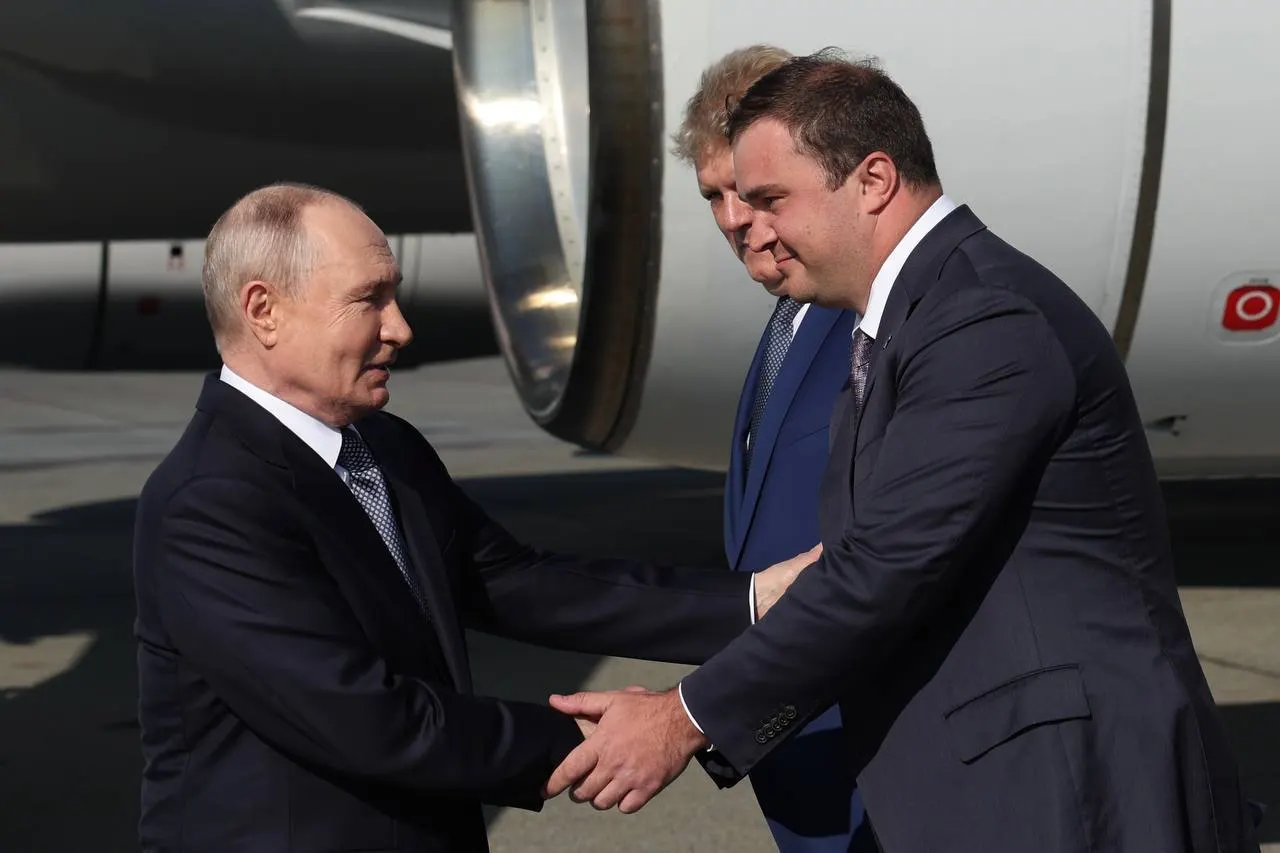 Президент России прибыл в Омск для участия в XXII Форуме межрегионального сотрудничества Россия — Казахстан. Губернатор Омской области Виталий Хоценко сообщил, что ключевое событие визита — встреча с президентом Казахстана Касым-Жомартом Токаевым.