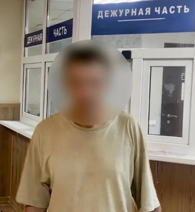После ссоры с сожительницей приезжий мужчина провёл ночь в подъезде и был задержан полицией — у него не было места, куда пойти.