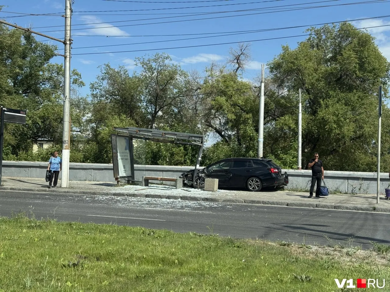 Автомобиль врезался в остановочный павильон на перекрёстке у «Проспекта Металлургов». По данным облздрава, один человек получил травмы, помощь оказали на месте.
