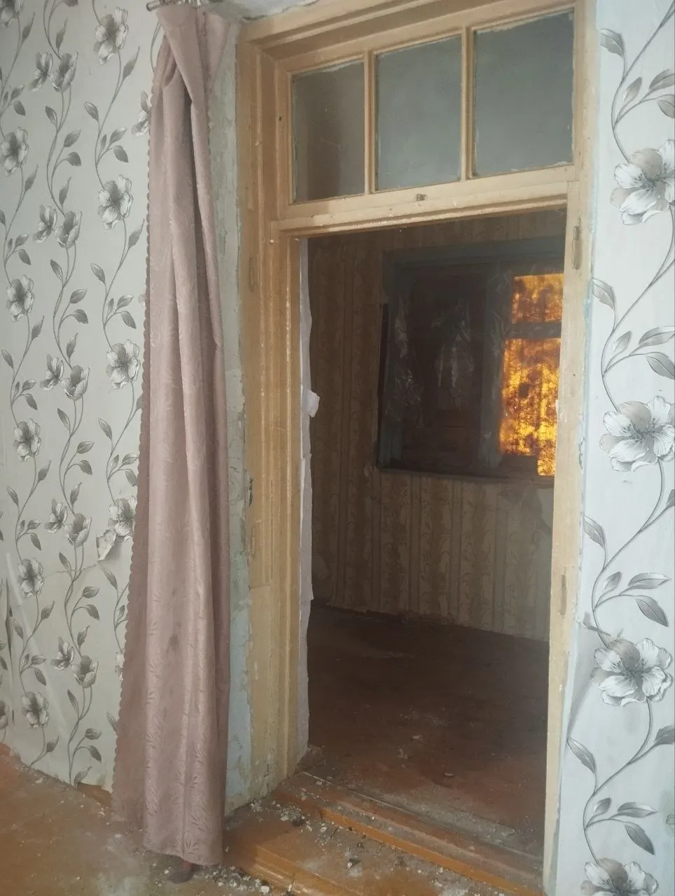 Жительница Туапсе Евгения Третьякова с ребёнком уже восемь месяцев остаются без жилья после ноябрьского удара БПЛА: кровлю ремонтируют с постоянными срывами сроков, а восстановление квартиры даже не начато.