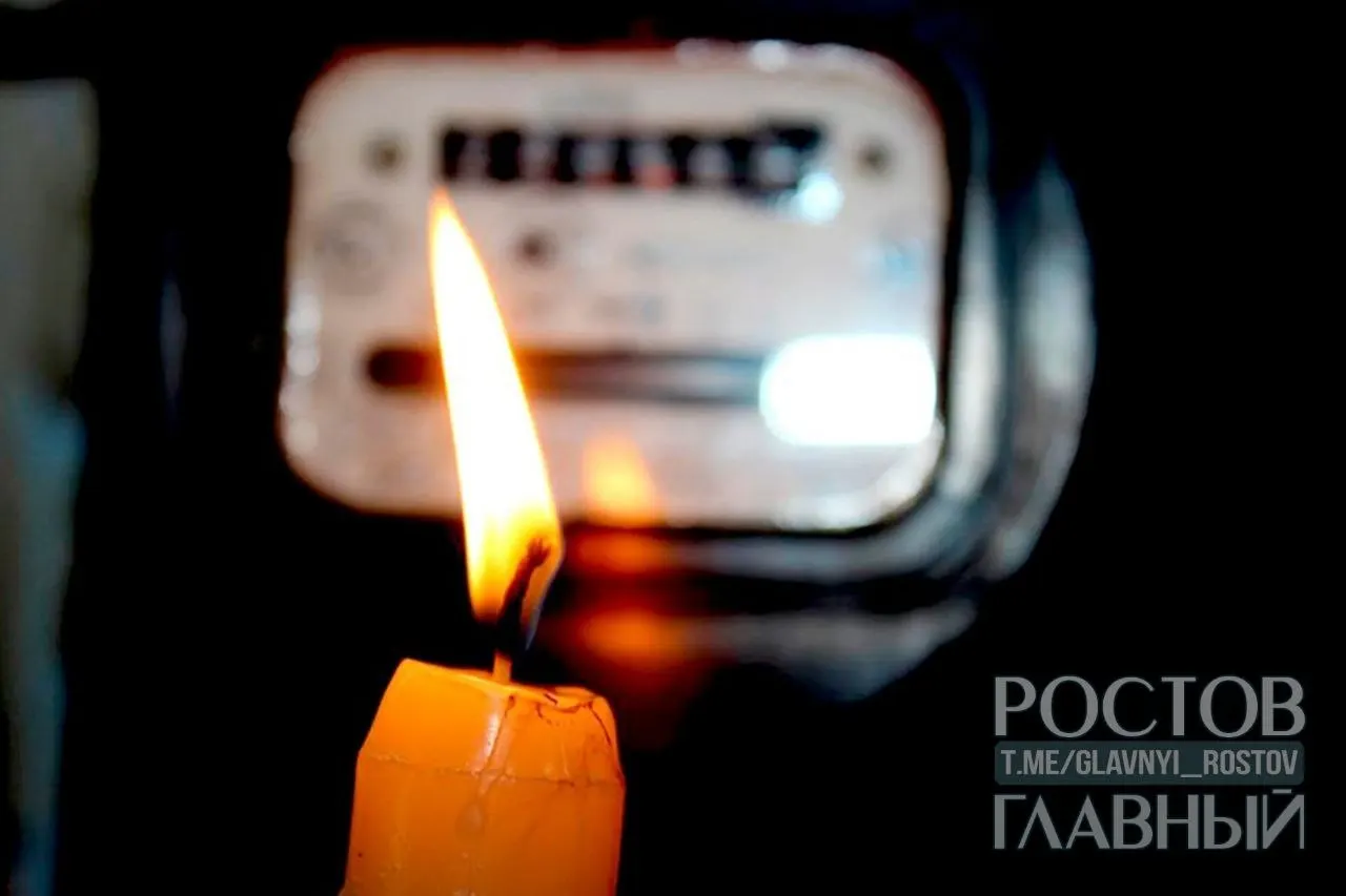Жители домов по адресам Стабильная, 11 и Жмайлова, 4/3 сообщили об отключении электроэнергии около 11:00; из‑за неработающих насосов также прекратилась подача холодной воды, при попытках дозвониться до энергоснабжающей организации трубки сбрасывают.