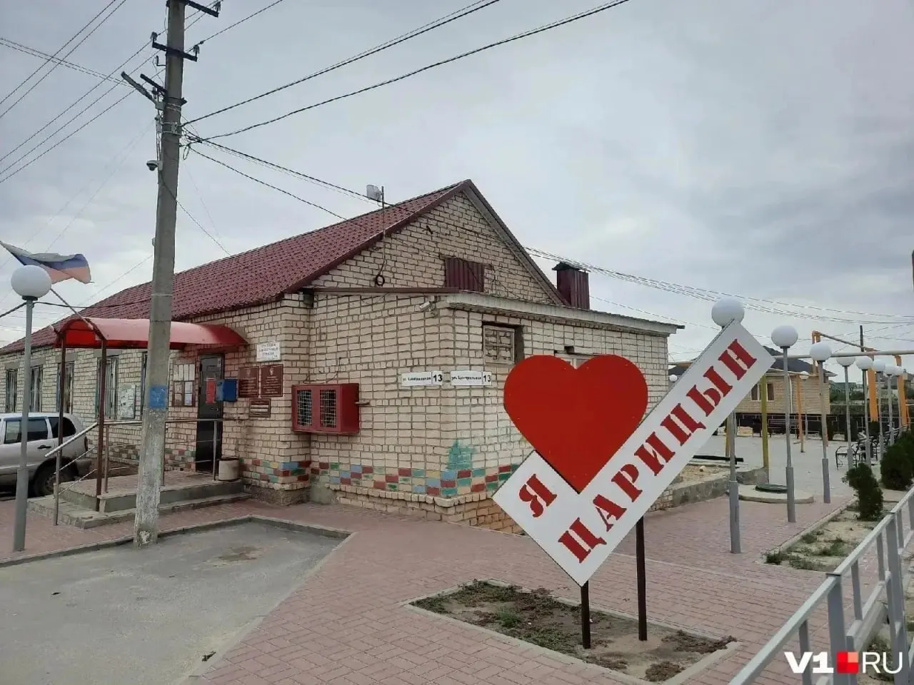 Районные власти заявили, что после промывки скважины и санитарно‑химических исследований вода из новой скважины соответствует нормам, подача воды в поселке возобновлена.