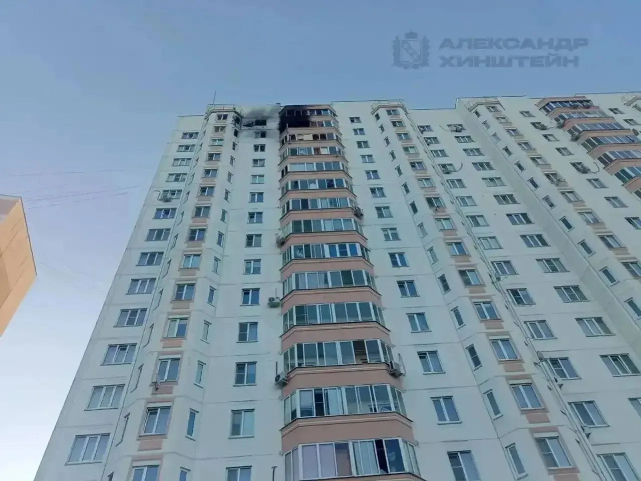 В Курске в результате атак беспилотников пострадали три человека, повреждены квартиры и автомобили, одна квартира загорелась. В Ставропольском крае зафиксировали возгорания в промзоне и на севере Ставрополя, пострадавших нет, введён режим ЧС местного уровня.