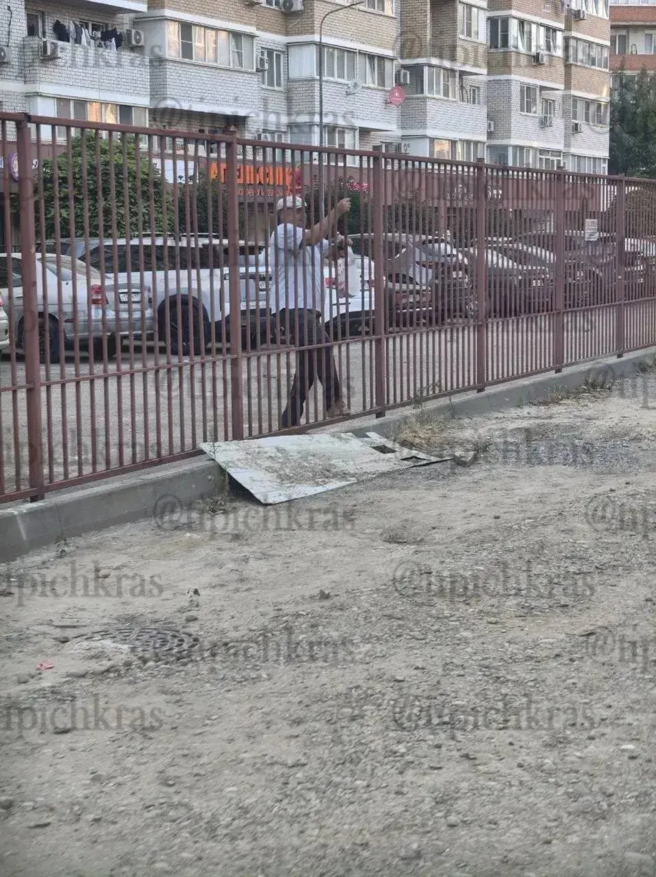 Часть жителей краснодарского жилого комплекса огородила территорию забором с калиткой, чтобы не пускать шумные компании. Соседи жалуются на необходимость идти в обход.