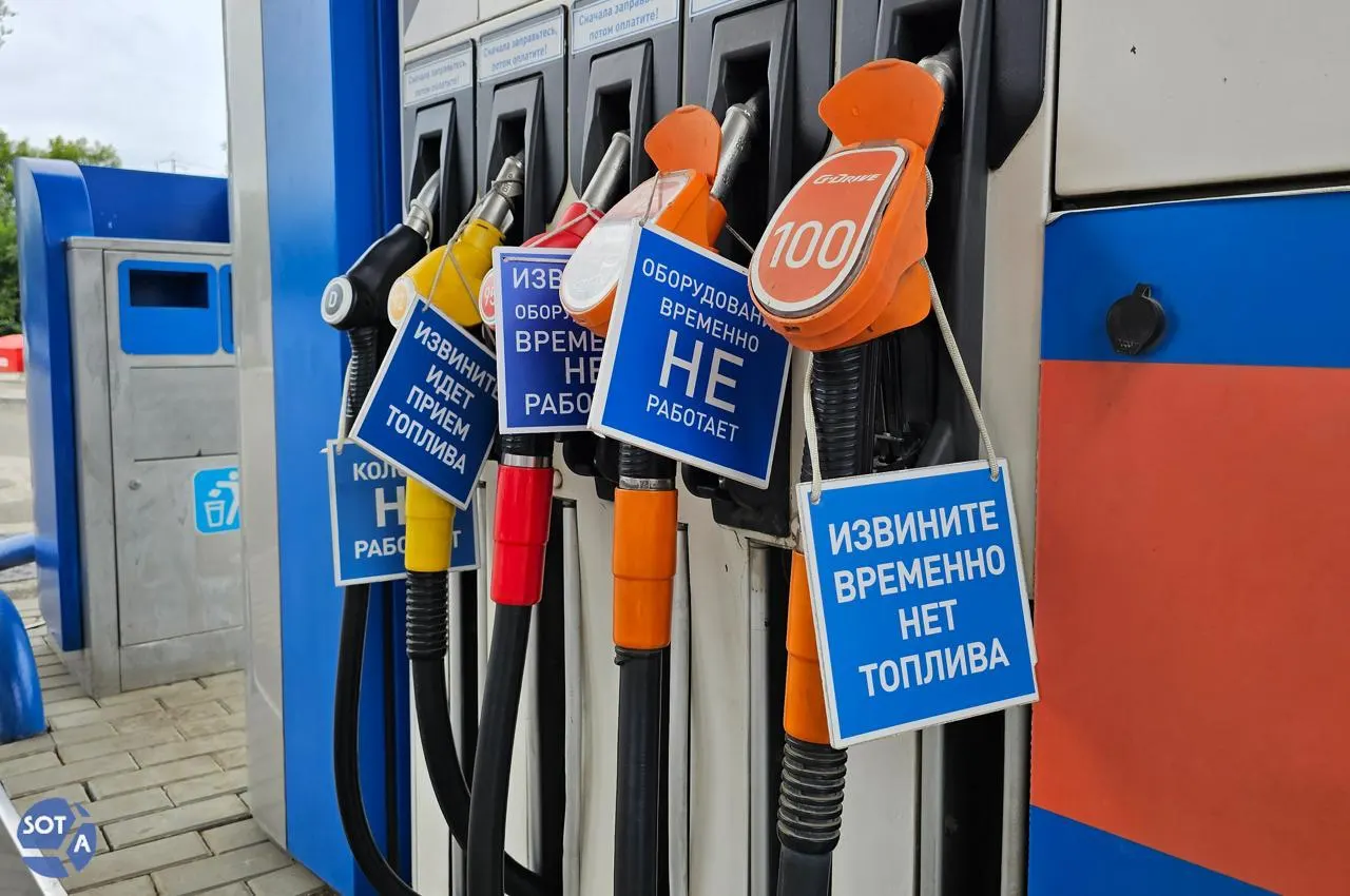 Президент подписал закон, который приравнивает смешение прямогонного бензина к производству топлива, вводит налоговые вычеты и даёт правительству право определять виды топлива на внутреннем рынке. Поправки применяются с 1 июня 2026 года и вступили в силу 4 июля.
