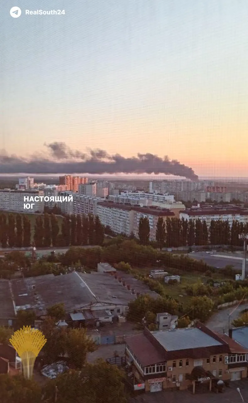 Ночью 9 июля беспилотники поразили нефтебазу в хуторе Вязники (Шпаковский округ, Ставропольский край). Из-за возгорания резервуаров возник сильный пожар, власти эвакуировали жителей и направили дополнительные пожарные силы. Причины и подробности инцидента уточняются.