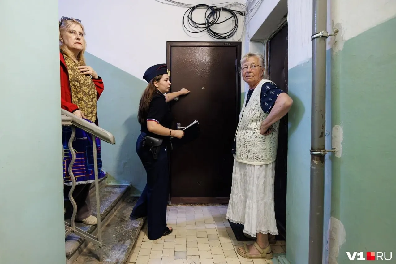 Соседи жалуются на запах, хозяйка говорит, что не в силах содержать животных, а приюты и волонтёры не ответили на просьбы о помощи.