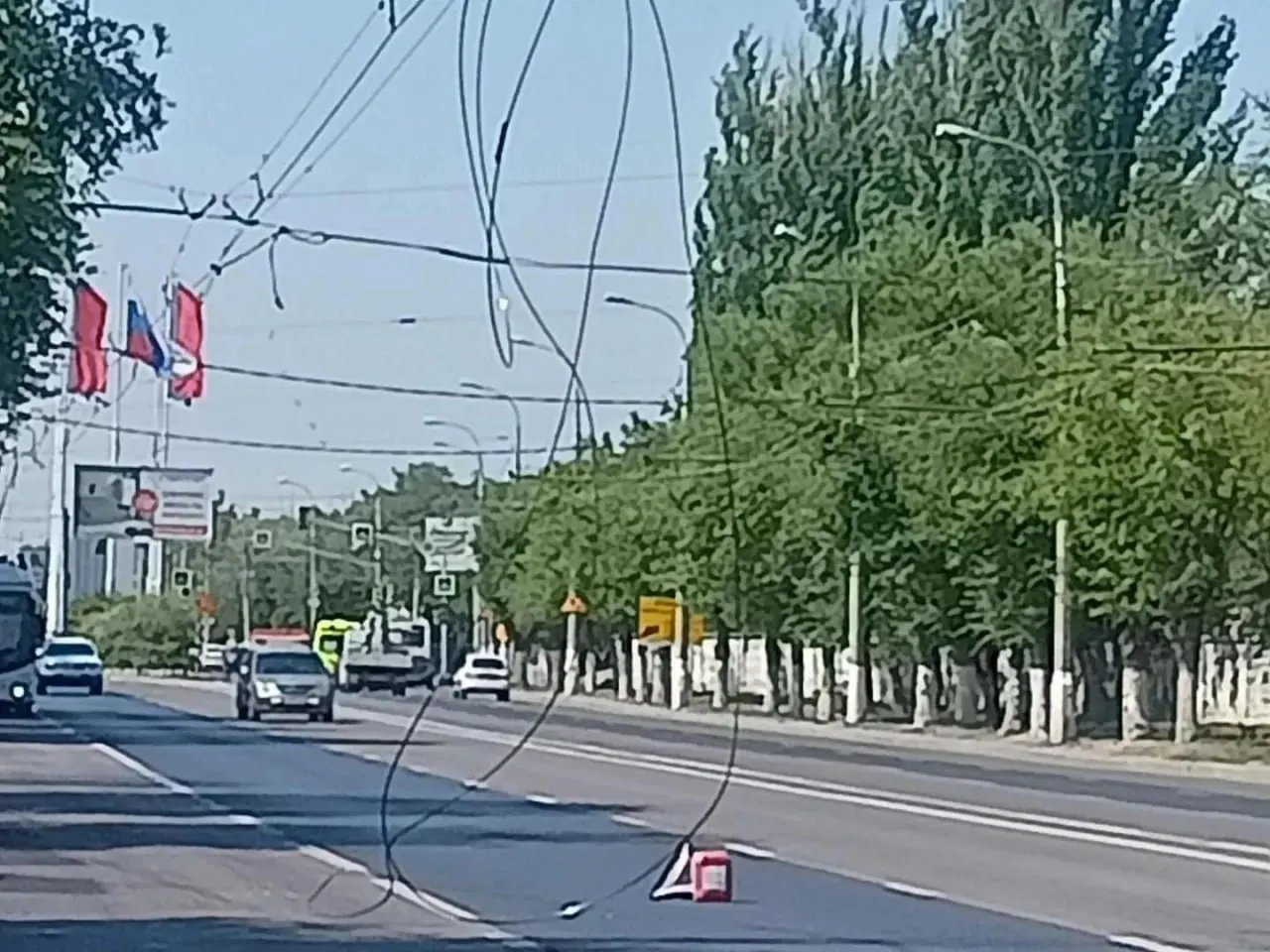 В Тракторозаводском районе при повороте на улицу Тракторостроителей оборвался провод контактной сети троллейбусов; пострадавших нет, муниципальный перевозчик обещает разобраться и выплатить компенсации.