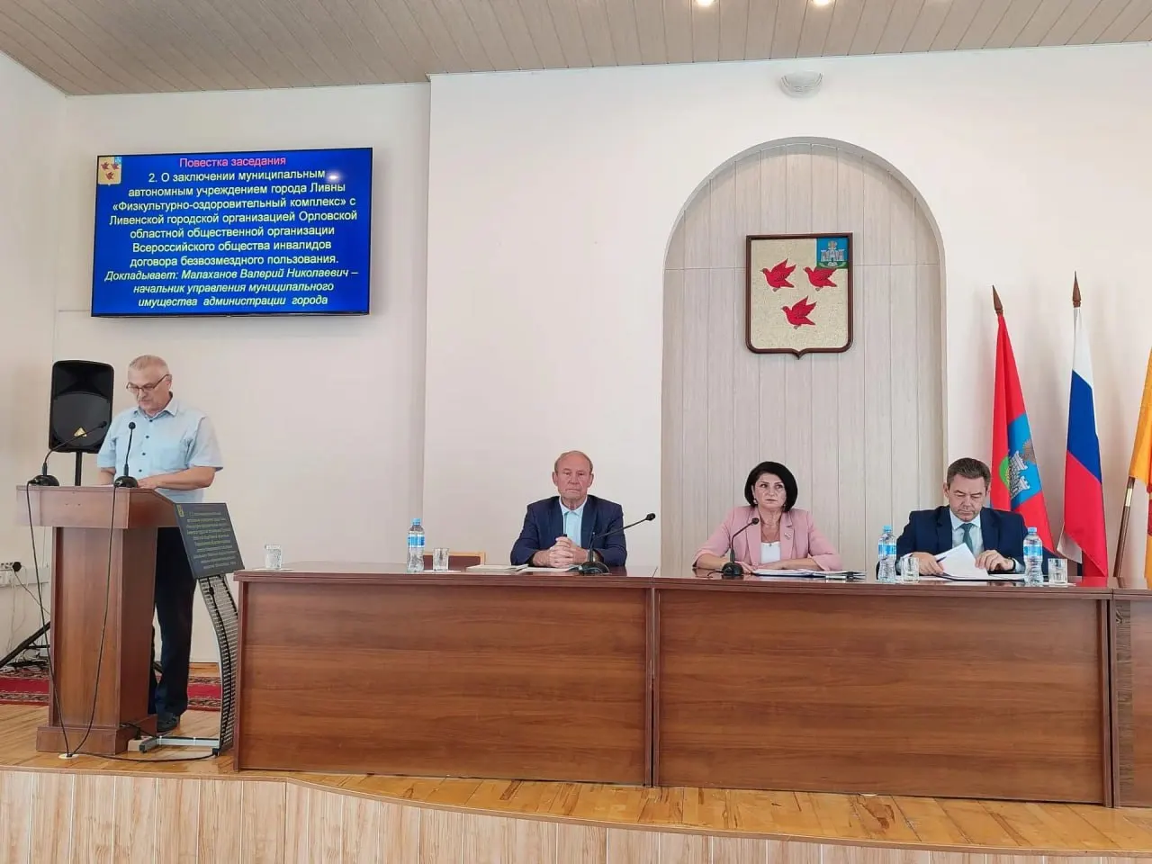 Депутаты Ливенского горсовета отправили проект поправок о передаче губернатору права предлагать кандидатов в мэры на доработку. Решение стало редким случаем сопротивления реформе, усиливающей вертикаль власти.