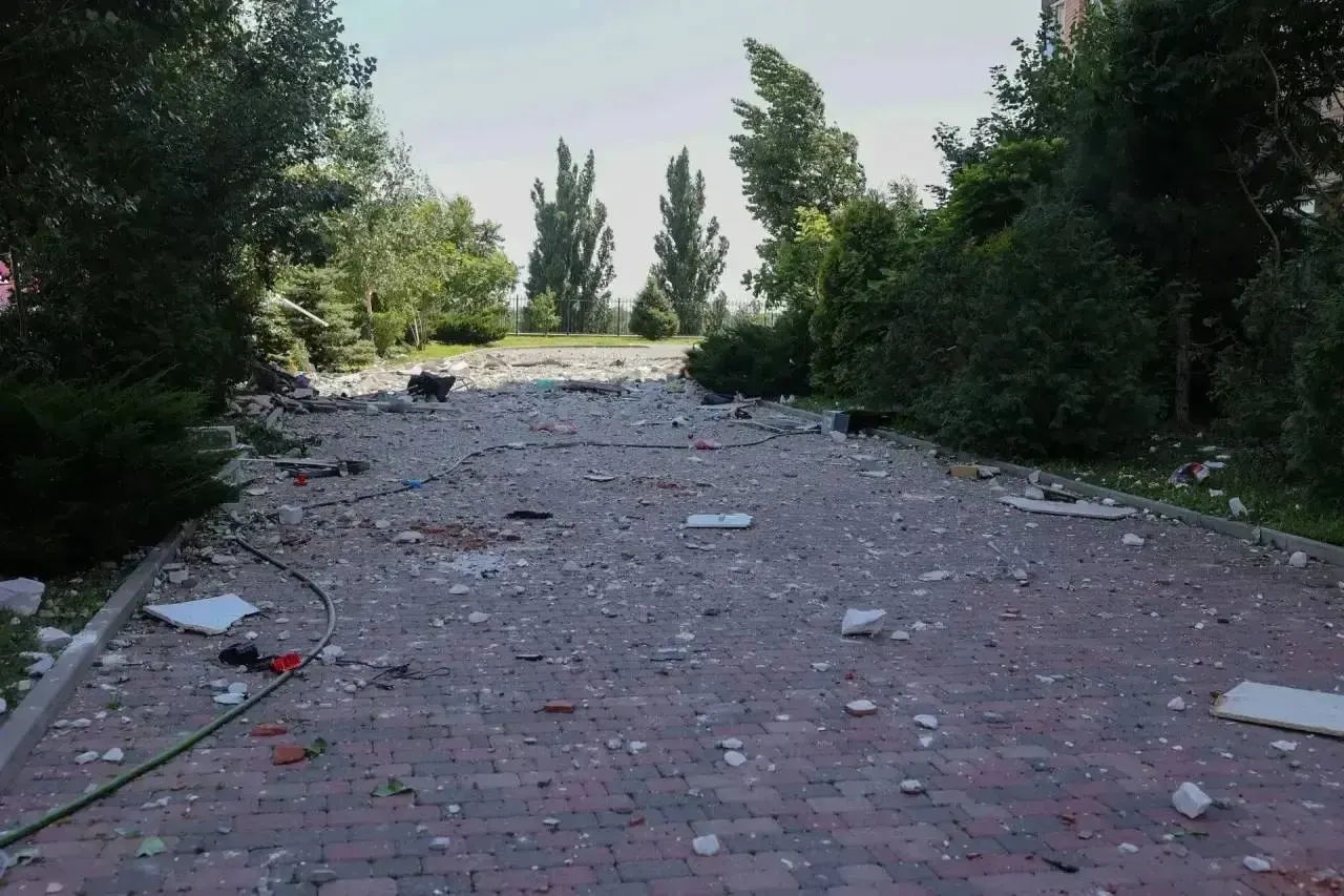 После удара беспилотников в жилом комплексе повреждены несколько домов и автомобили; спецкомиссия оценивает безопасность и решит, когда жильцам разрешат вернуться.