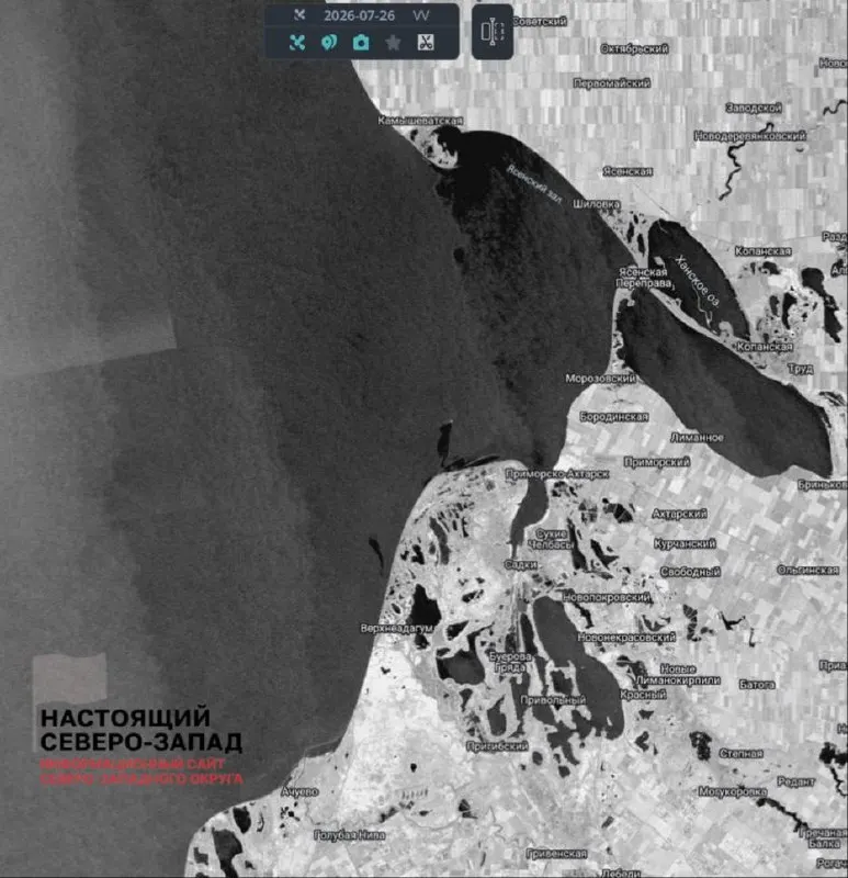 Спутниковые снимки показали нефтяные пятна у Ахтарских лиманов площадью до 4,7 км². Концентрация нефтепродуктов превышает норму в 5,4 раза; побережье и портовая инфраструктура сталкиваются с серьёзными экологическими и социальными последствиями.