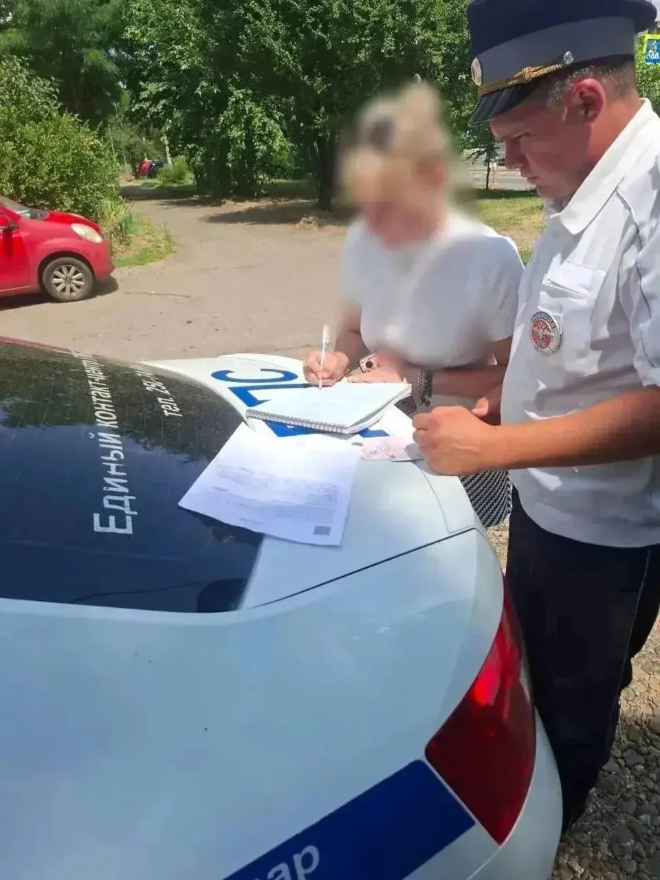 Во время семейной ссоры 50‑летний мужчина залез на капот «Соляриса», которым управляла его жена. За нарушение правил перевозки людей ей назначен штраф 500 рублей.