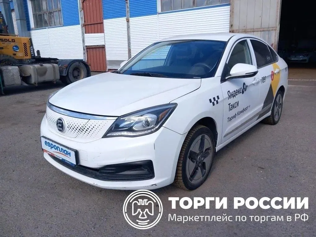 На торговых площадках появились десятки автомобилей, ранее работавших в такси: «Лада Гранта», «Лада Веста», Evolute I‑Pro и Chevrolet Cobalt 2023 года с пробегом более 100 тыс. км. Продавцом указана лизинговая компания; запросы отправлены в неё и в агрегатор такси.