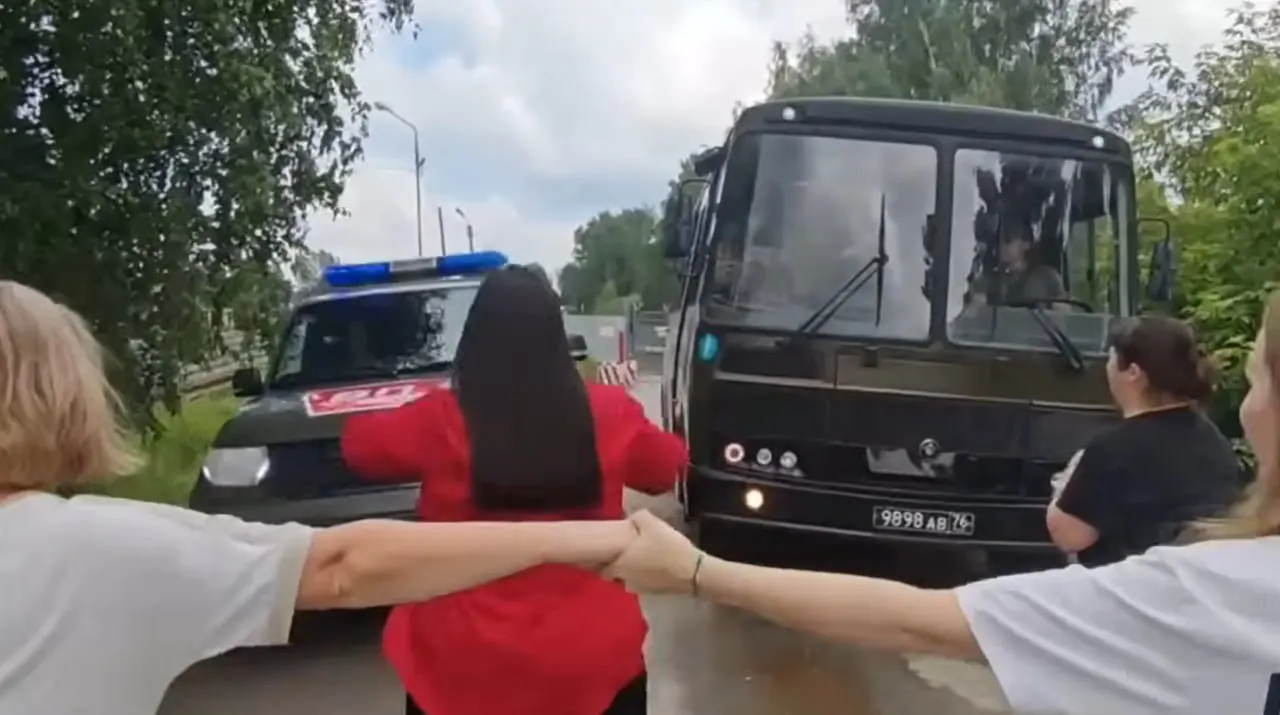Из сборного пункта в Верхней Пышме 21 июня отправили около 30 военных в Ростов-на-Дону. Родственники пытались блокировать выезд и заявляют о раненных и больных среди отправленных. Официальных комментариев пока нет.