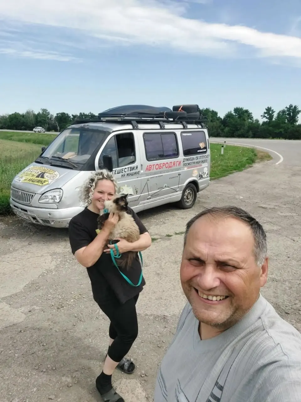 Наталья и Олег Чунтоновы, путешествующие по России на автодоме, отказались от запланированной в июле поездки, указав в качестве причины дефицит бензина и связанные с ним сложности.