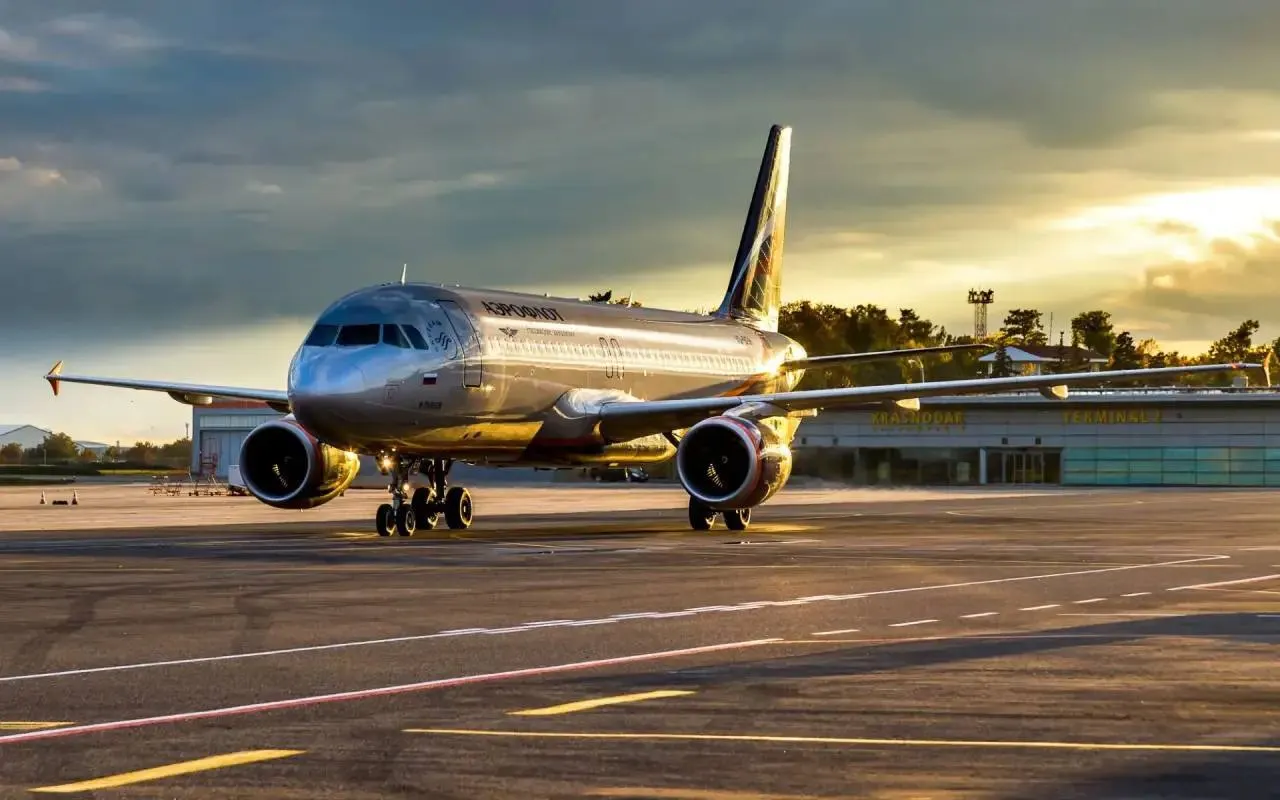 Рейсы из Краснодара в Дубай выполняются четыре раза в неделю на Boeing 737. До конца сентября — в Международный аэропорт Дубай, с октября — в Международный аэропорт Аль‑Мактум.