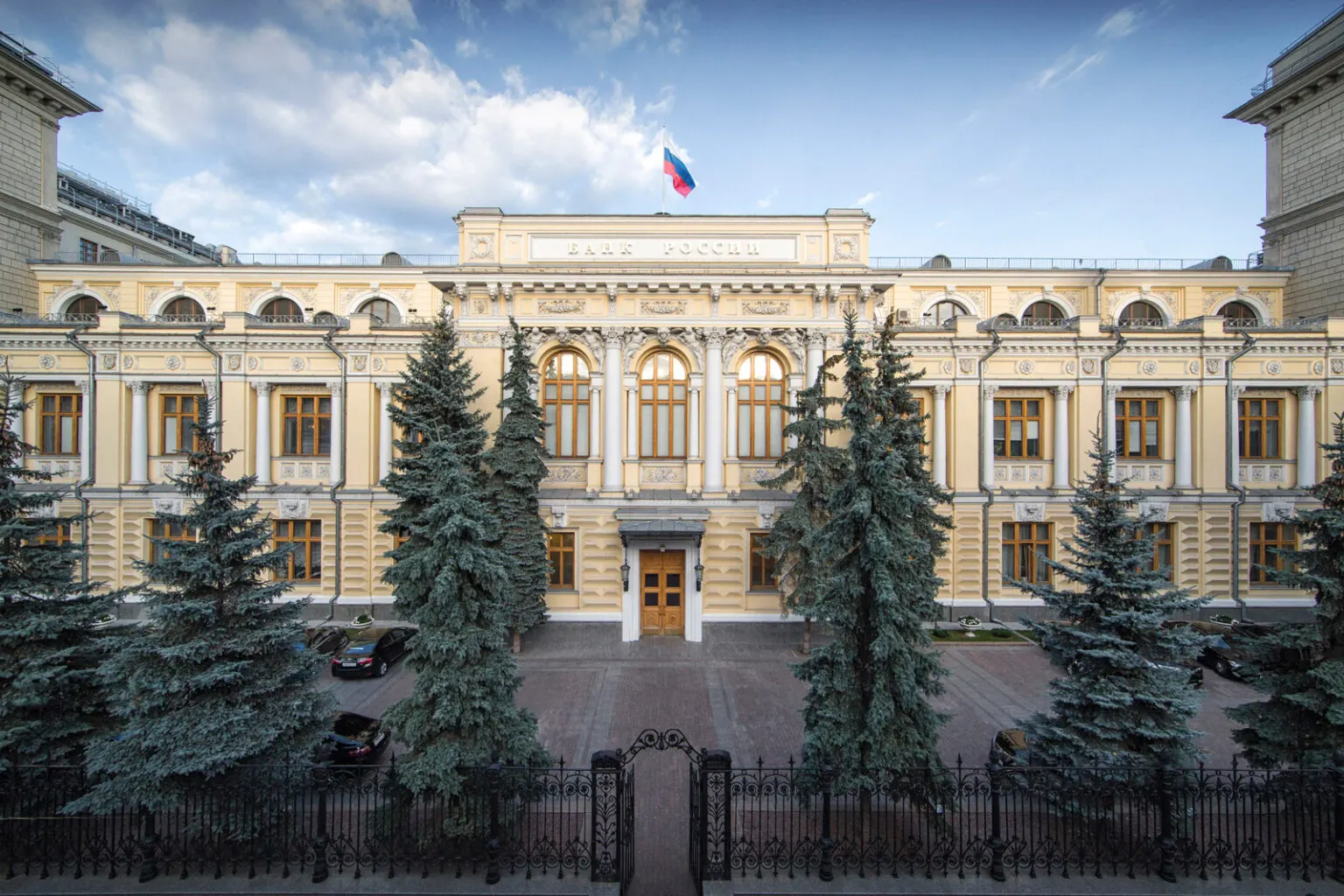 Центробанк снизил прогноз роста экономики на 2026 год до 0–1% и повысил оценку инфляции до 6–7%. Регулятор связал пересмотр с ухудшением внешних условий, проблемами в предложении и давлением на бюджет.