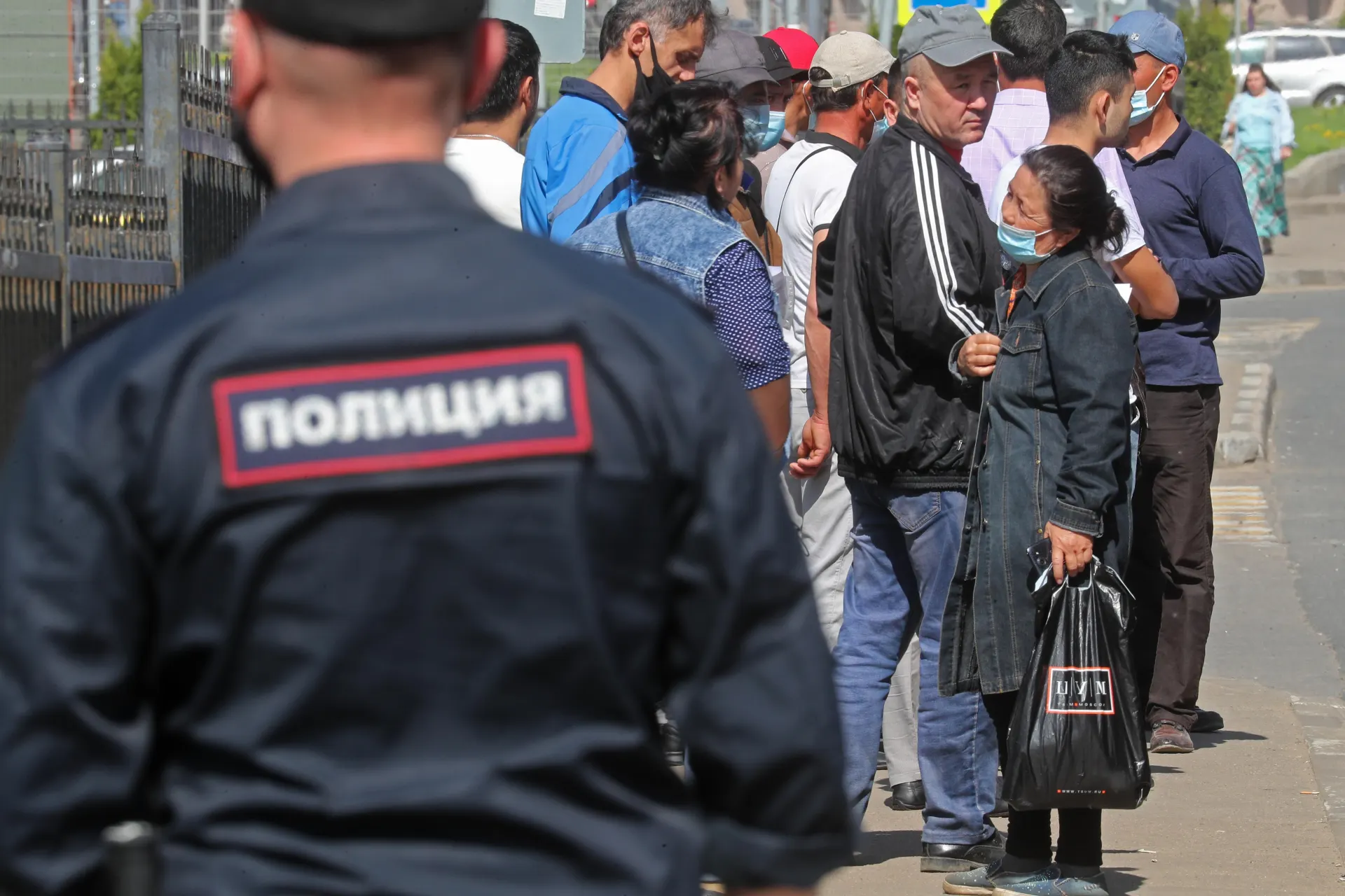 Во второе чтение в Госдуме внесены поправки, расширяющие перечень правонарушений, за которые иностранцев будут выдворять из России; в него хотят включить дискриминацию и неповиновение пограничникам.