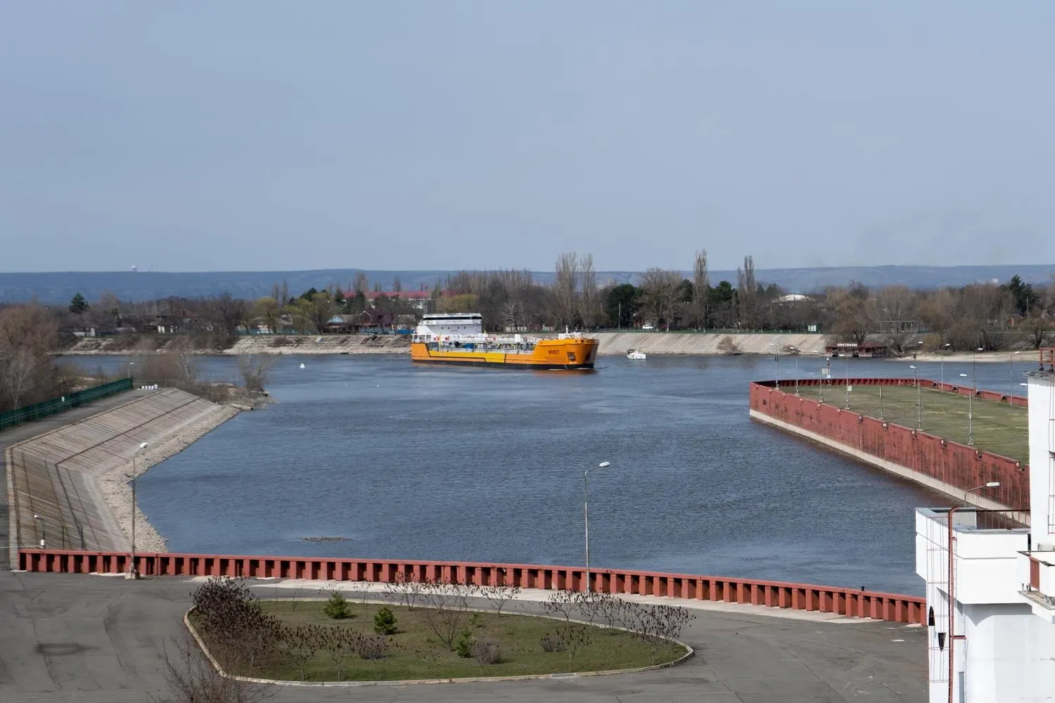 После серии атак беспилотников в Азовском море закрыли проход по Азово‑Донскому каналу. Остановка движения может затронуть до четверти вывоза российской пшеницы и ухудшить снабжение Крыма топливом.